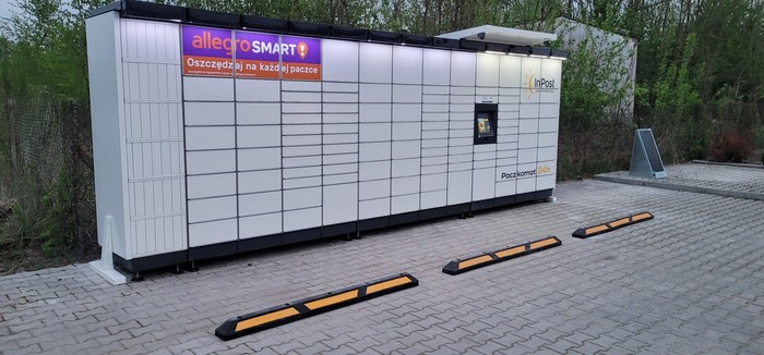 Parcel Locker ZBOR01M Przy wjeździe na stację paliw, po lewej stronie przy płocie