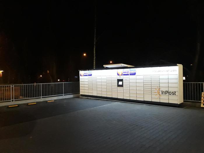 Paczkomat ZBR02M Na parkingu sklepu Lidl