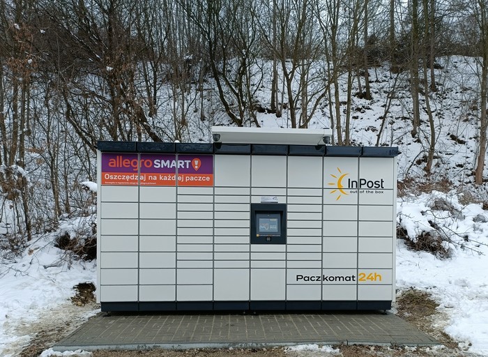 Paczkomat ZBR05M Na parkingu obok przystanku autobusowego