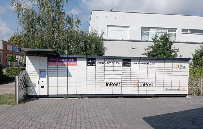 Paczkomat ZBZ02A Na parkingu sklepu Lawendowa Chatka