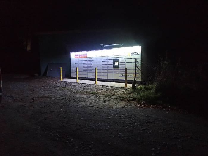 Paczkomat ZCO01M Przy wjeździe stajni.