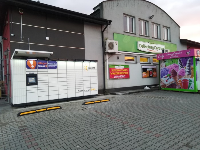 Parcel Locker ZCZ02M przy wejściu do sklepu Delikatesy Centrum