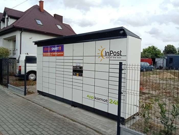 Paczkomat ZDW01BAPP W ogrodzeniu posesji ul. Dojazd 21