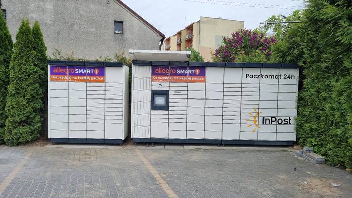 Parcel Locker ZDW01M Na parkingu po lewej stronie od głównego wejścia