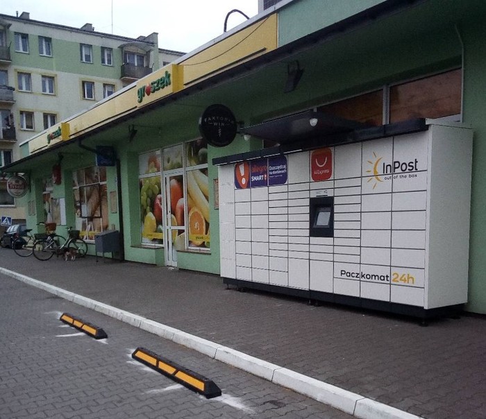 Paczkomat ZDW05M Na parkingu sklepu Groszek