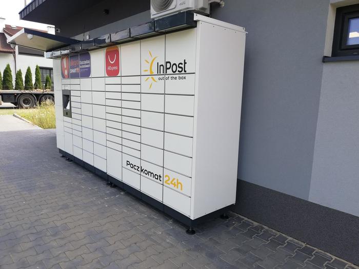 Parcel Locker ZDW07M Przy ścianie bocznej sklepu z alkoholami