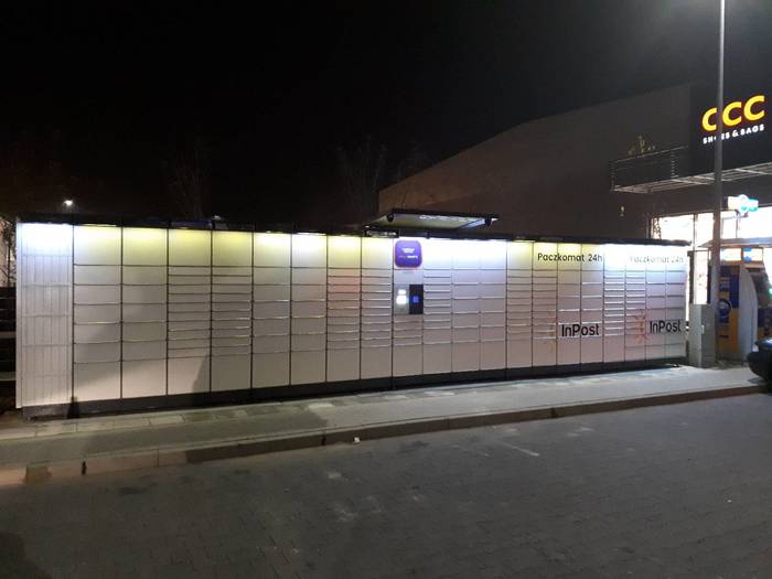 Paczkomat ZDW07N Na parkingu Galerii, obok bankomatu