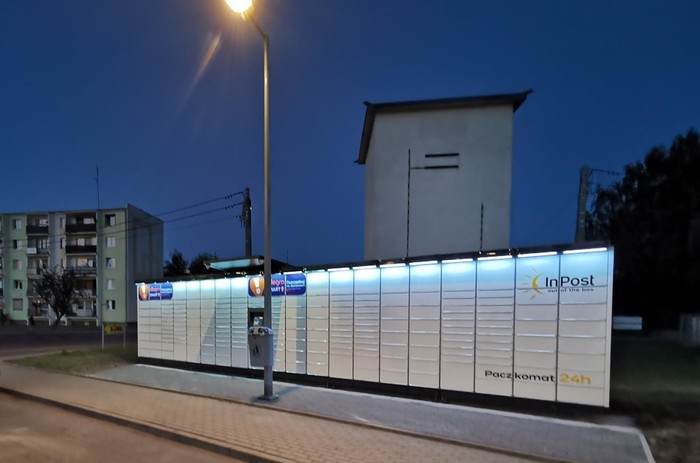 Paczkomat ZDW08M Na parkingu marketu Lidl