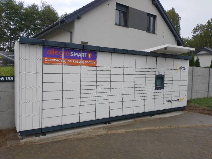 Paczkomat ZDW15M Na parkingu przy sklepie spożywczym Matusiak