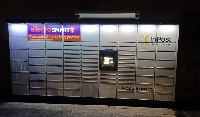 Paczkomat ZDW16M Na parkingu przy pawilonie handlowym