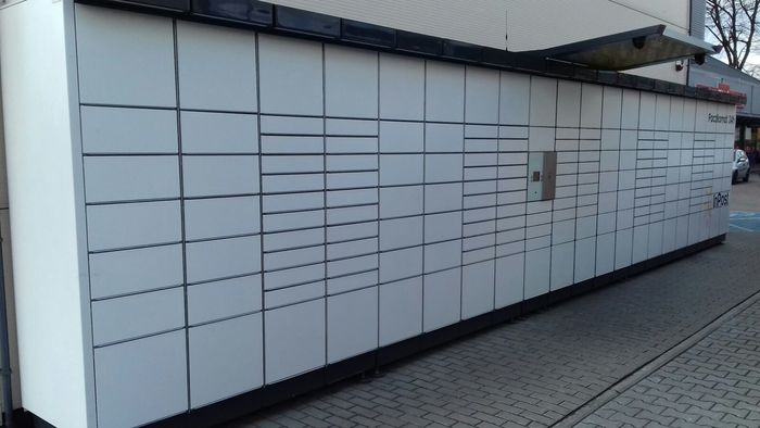 Paczkomat ZDZ01N Bok Pasażu przy sklepie Pepco