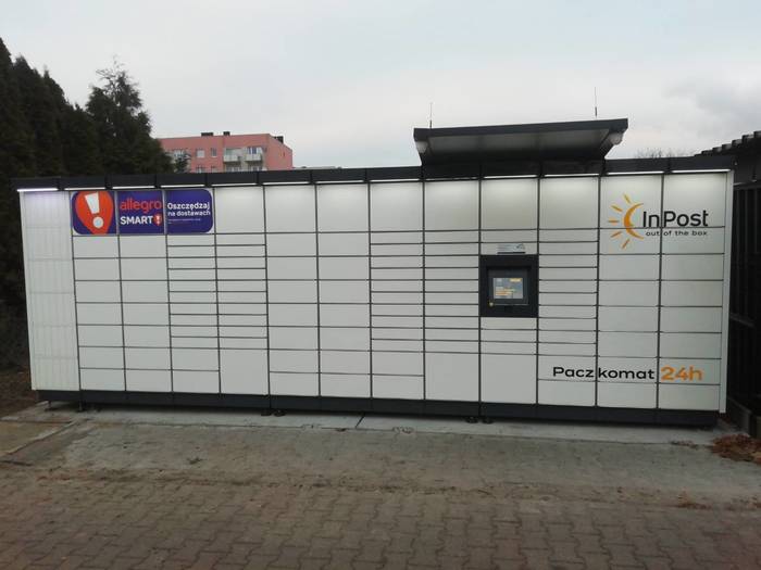 Paczkomat ZDZ02M Przy wjeździe na osiedle