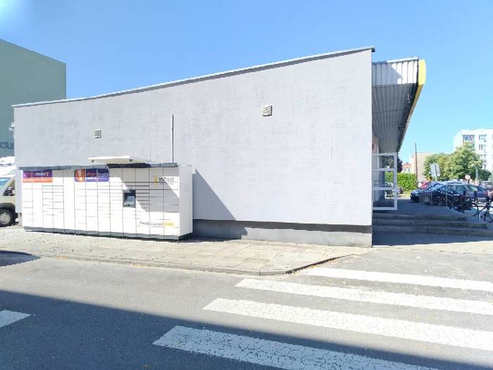 Paczkomat ZDZ04M Po lewej stronie sklepu Lewiatan