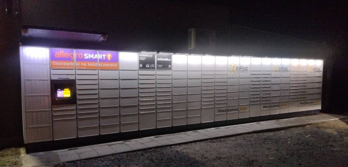 Paczkomat ZEB01M Przy sklepie Delikatesy Centrum