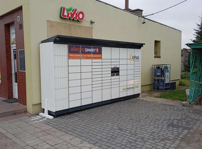 Paczkomat ZEGQ01BAPP Przy ścianie sklepu Livio