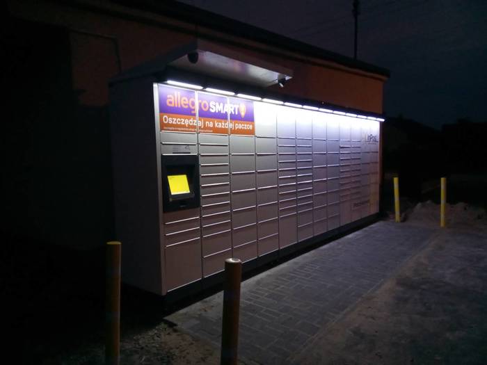 Поштомат ZEI01M na parkingu przed OSP