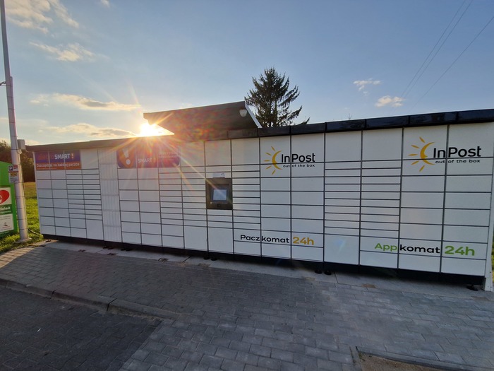 Paczkomat ZEK03M parking przed sklepem