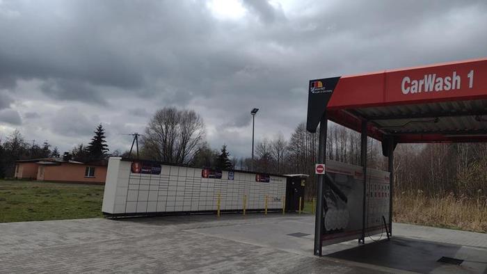 Paczkomat ZEL01A Na parkingu myjni bezdotykowej