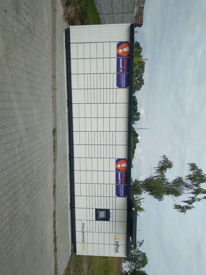 Paczkomat ZEL02M Na parkingu marketu Netto