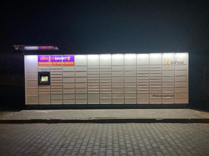 Paczkomat ZEL03M Na parkingu przy stacji Orlen