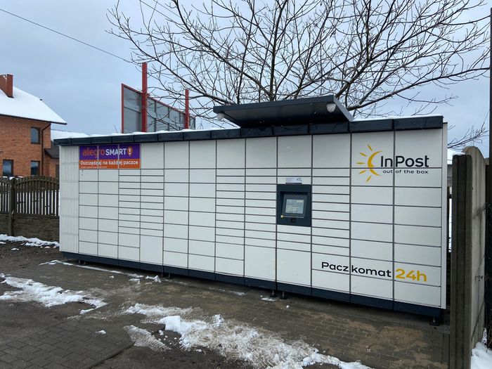 Paczkomat ZEL04M Na parkingu przy sklepie warzywniczym
