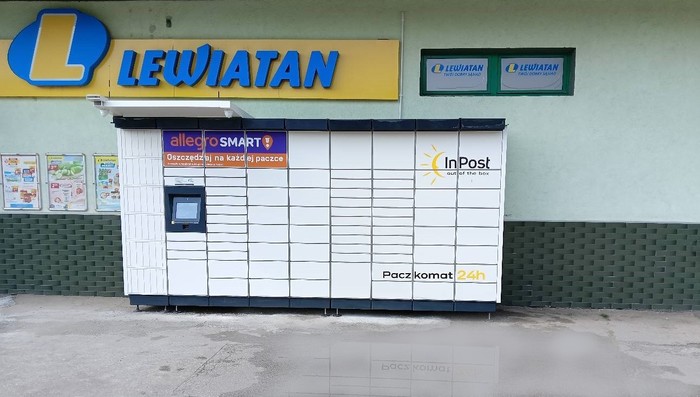 Paczkomat ZELI01M frontowa ściana sklepu po prawej stronie od wejścia