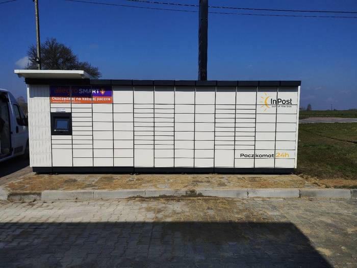Paczkomat ZELK01M parking przed stacją