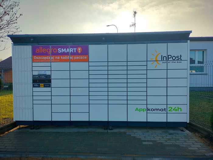 Parcel Locker ZEPQ01BAPP przed budynkiem