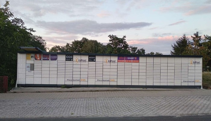Paczkomat ZER03N Niezabudowana działka od strony ul. Wiosny Ludów