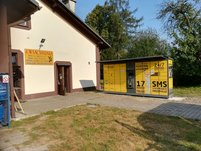 Paczkomat ZEY01G Z prawej strony wejścia do kwiaciarni