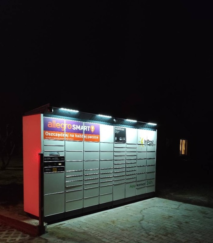 Paczkomat ZGCA01BAPP na prywatnej działce przy ogrodzeniu