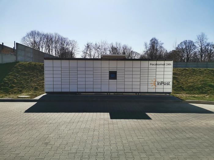 Paczkomat ZGI02M Na końcu parkingu sklepu Lidl