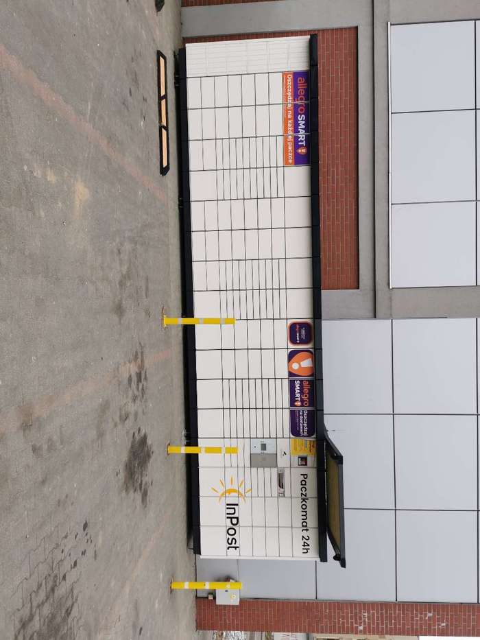 Paczkomat ZGI03N Pomiędzy budynkami Centrum