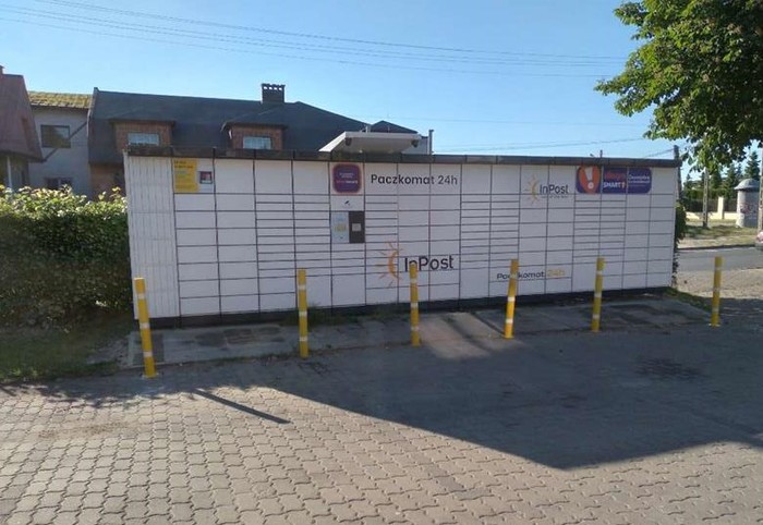 Paczkomat ZGI07N Przed sklepem spożywczym
