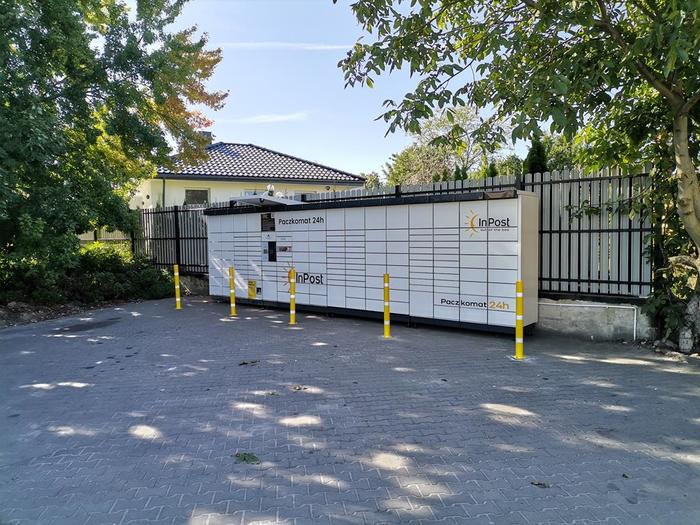 Paczkomat ZGI08N Za budynkiem handlowo-usługowym