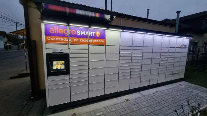 Parcel Locker ZGI12M Przy sklepie spożywczym.