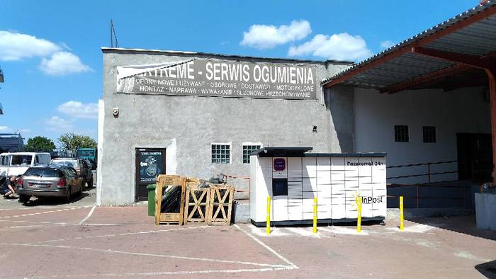 Parcel Locker ZGO02M Na parkingu za sklepem Biedronka