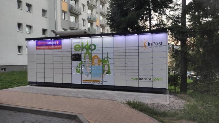 Paczkomat ZGO03APP przy parkingu budynku nr 34