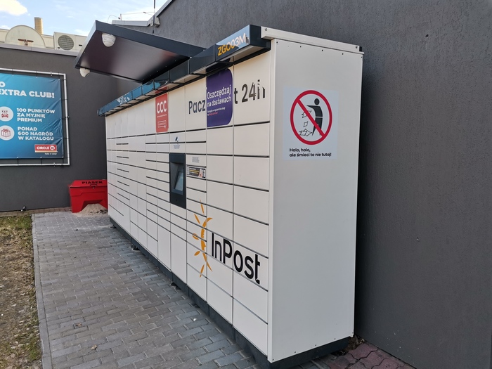 Paczkomat ZGO03M Na parkingu z tyłu stacji paliw Circle K