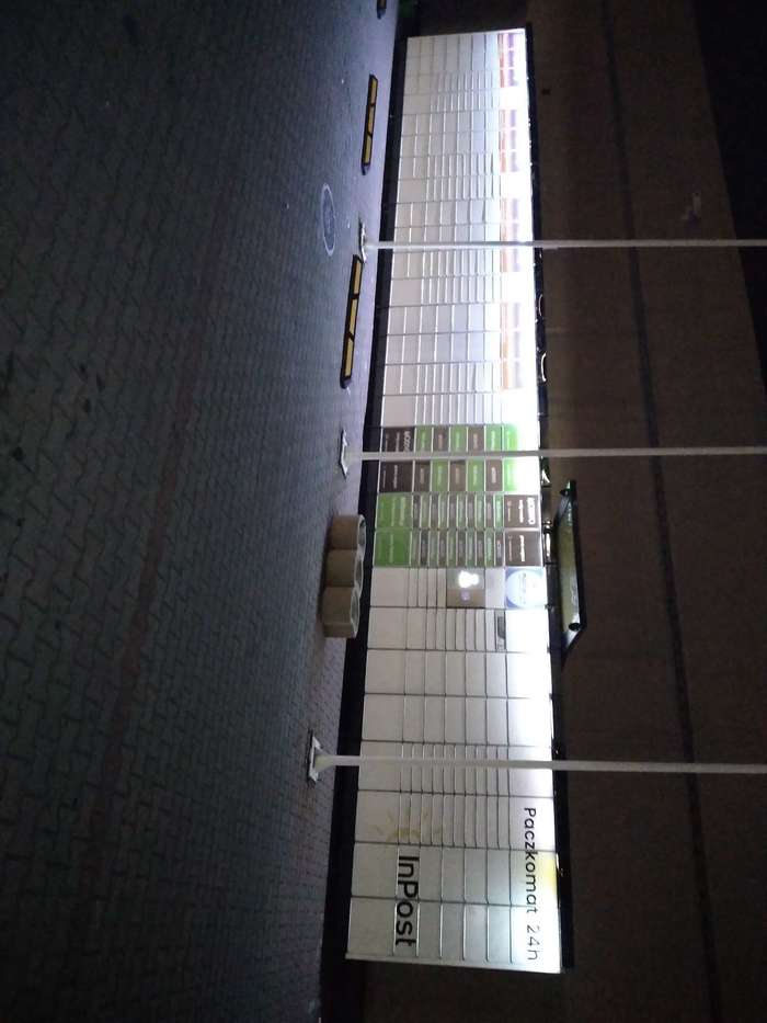 Paczkomat ZGO04N na parkingu przy Intermarche