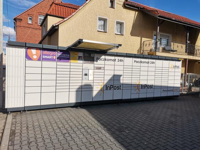 Paczkomat ZGO06N Na parkingu sklepu