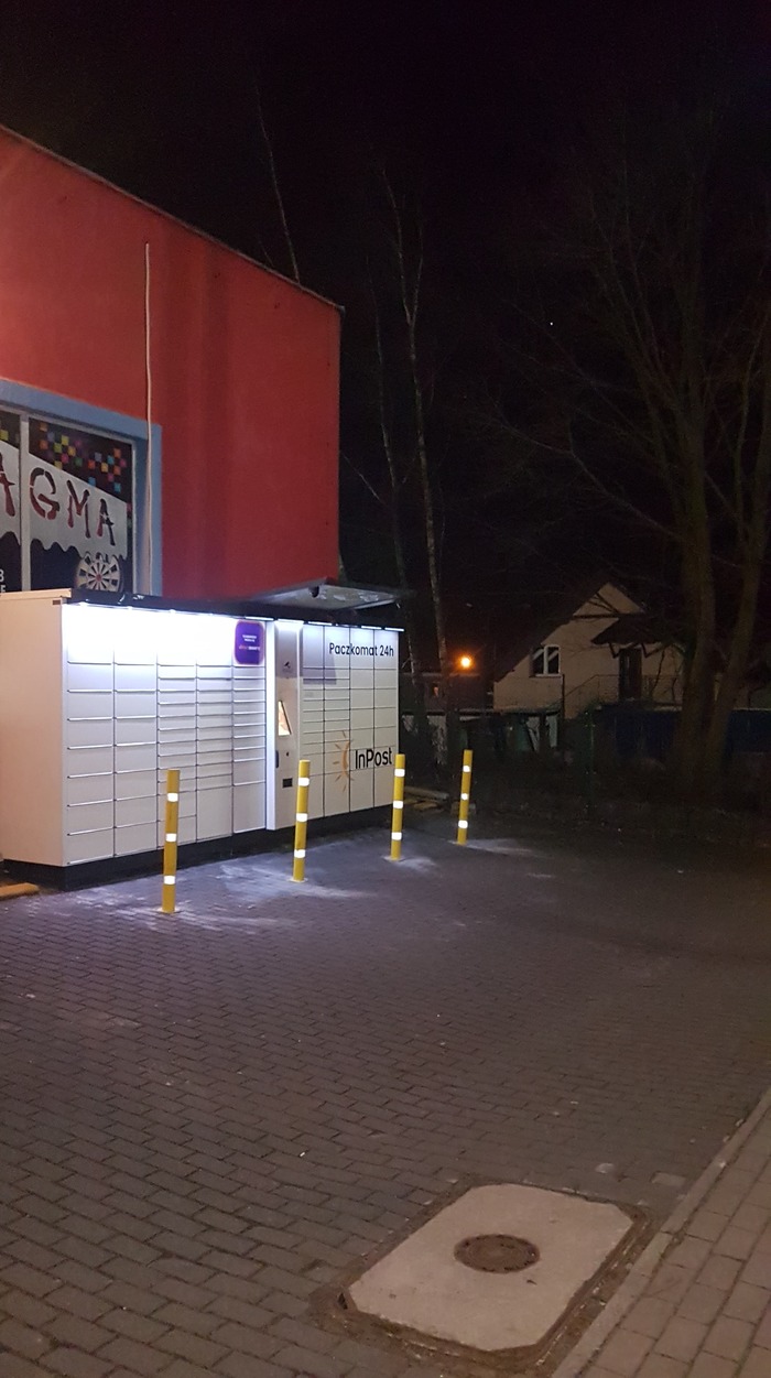 Parcel Locker ZGO08A na parkingu
