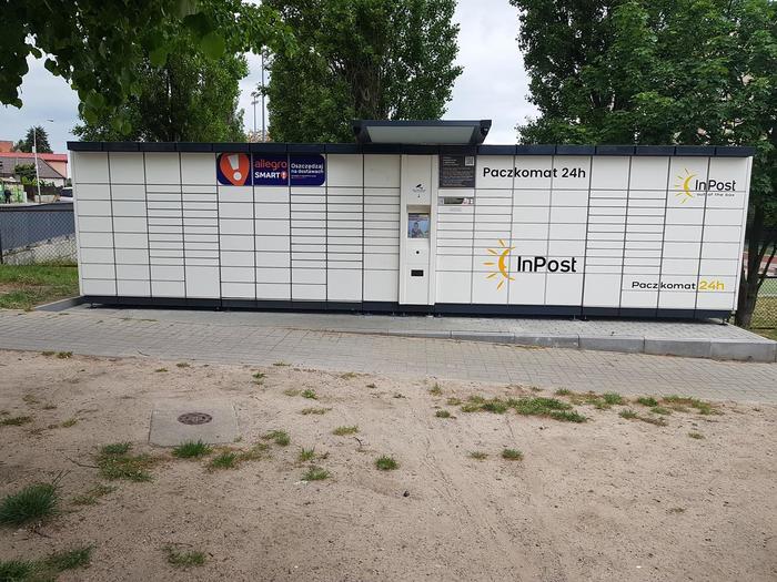 Paczkomat ZGO09A Na parkingu sklepu Biedronka