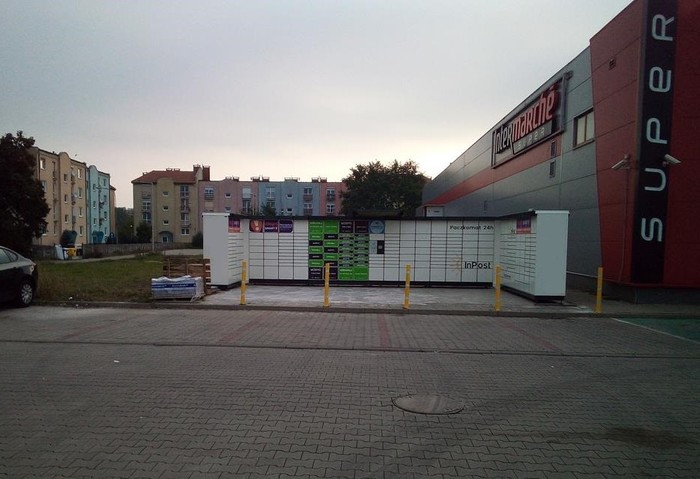 Поштомат ZGO09N na parkingu marketu