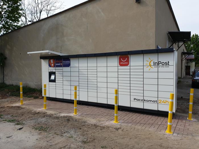 Paczkomat ZGO12M na parkingu obok Auto Serwis