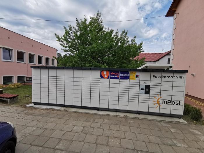Paczkomat ZGO13N Na parkingu przy sklepie Stihl