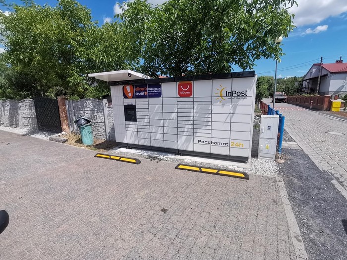 Parcel Locker ZGO14M obok parkingu sklepu