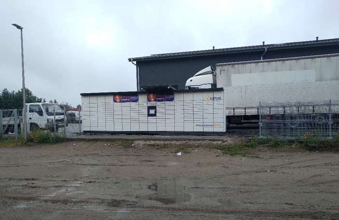 Paczkomat ZGO18M przy parkingu