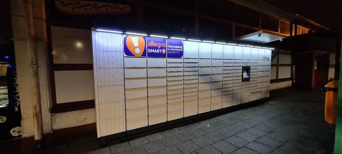 Parcel Locker ZGO19M przy budynku poczekalni dworca PKS