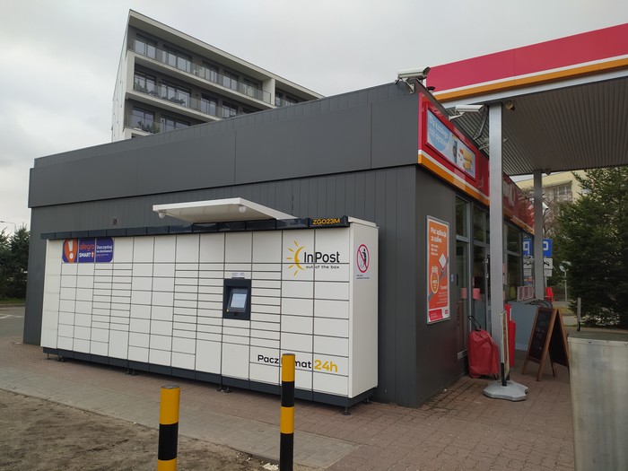 Paczkomat ZGO23M przy budynku stacji Circle K
